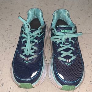 Hokas tennis shoes size 7